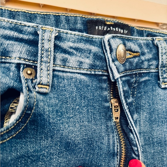 Womens Free Assembly Slim Straight Jeans Artistic Wash LIKE NEW SZ 16 - Picture 8 of 13